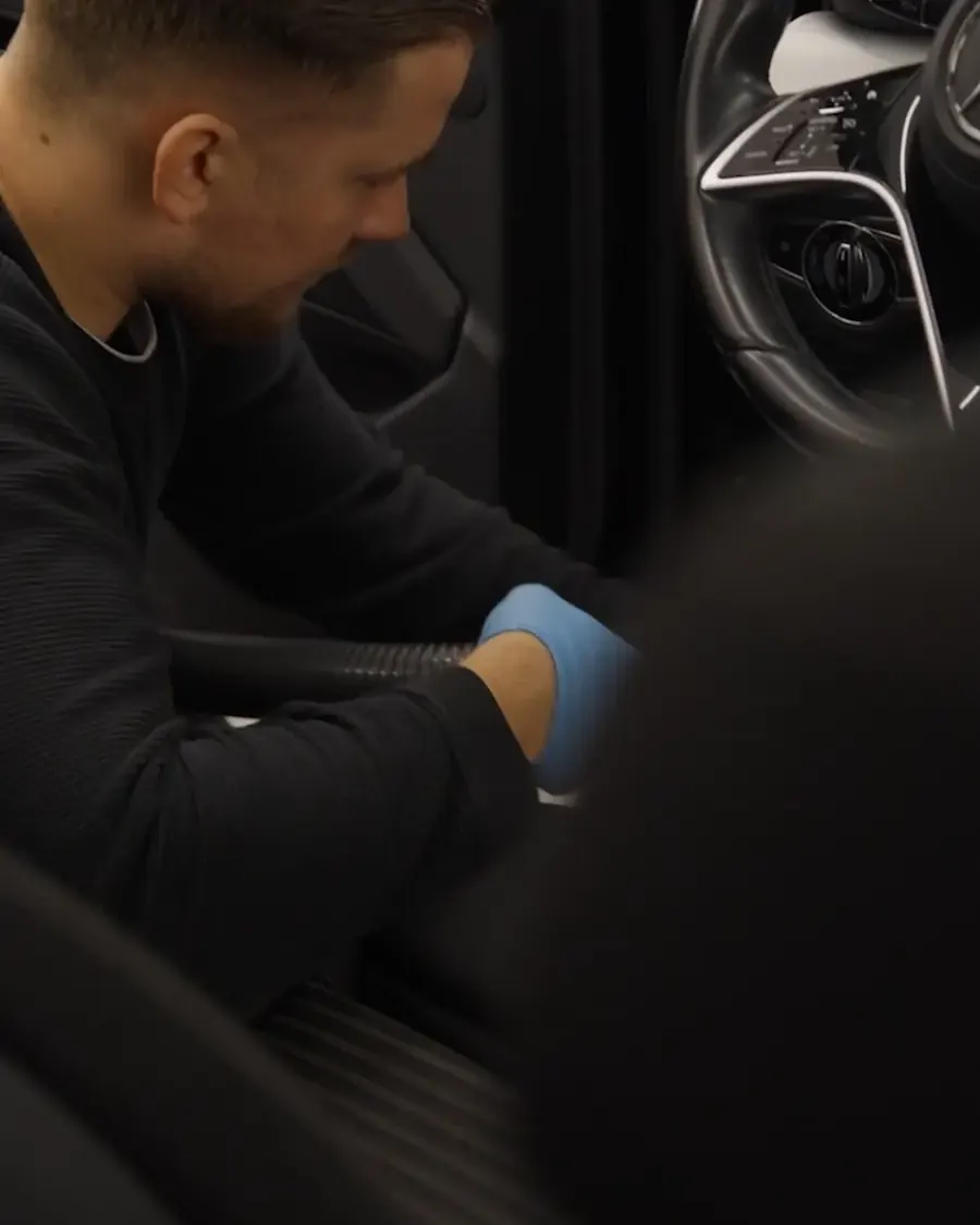 Eugen Naumov sieht sich in der geöffneten Fahrertür den Innenraum an