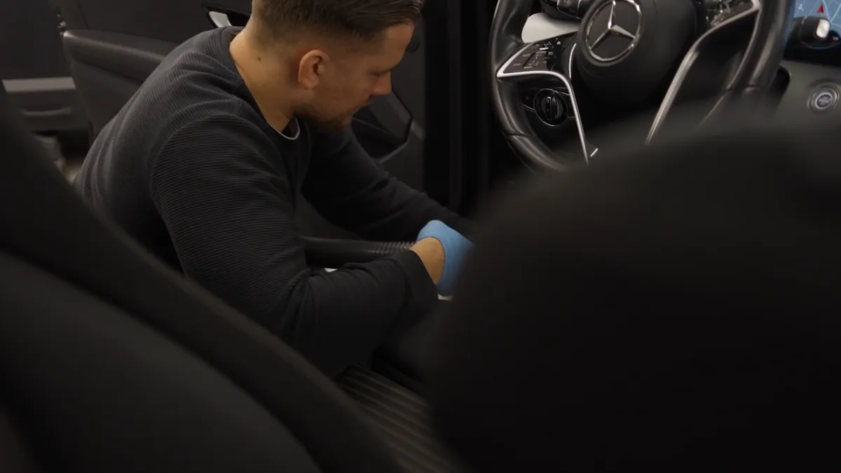 Innenraumaufbereitung an einem Mercedes in der Werkstatt